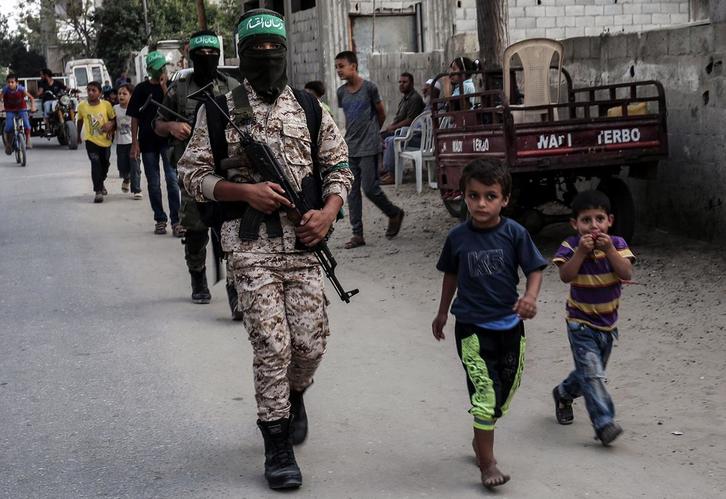 Milicianos de Hamás, en las calles de Gaza. (Said KHATIB/AFP)