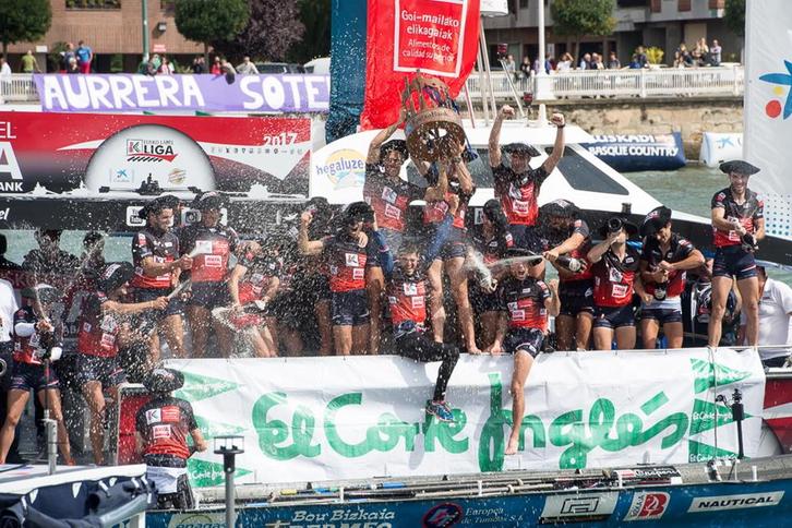 Urdaibaiko arraunlariak, banderarekin. (Monika DEL VALLE/ARGAZKI PRESS)