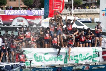 Urdaibaiko arraunlariak, banderarekin. (Monika DEL VALLE/ARGAZKI PRESS)