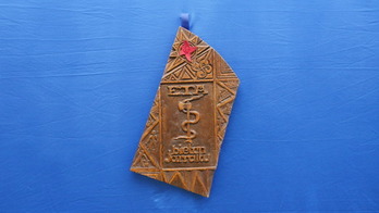 Felix Likinianok aizkorarekin eta sugearekin egindako tailu originalaren irudia.