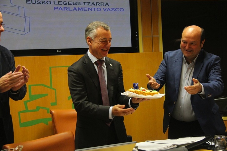 Los parlamentarios del PNV han entregado hoy a Urkullu una tarta con motivo de 56 cumpleaños. (@eajpnvparlament)