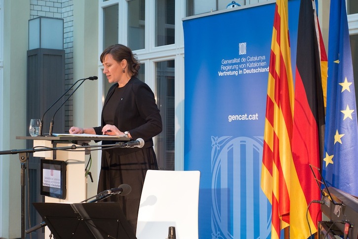 La representante de la Generalitat en Alemania, Marie Kapretz, inaugura la Diada en el FAZ-Atrium de Berlín. (INGO NIEBEL)