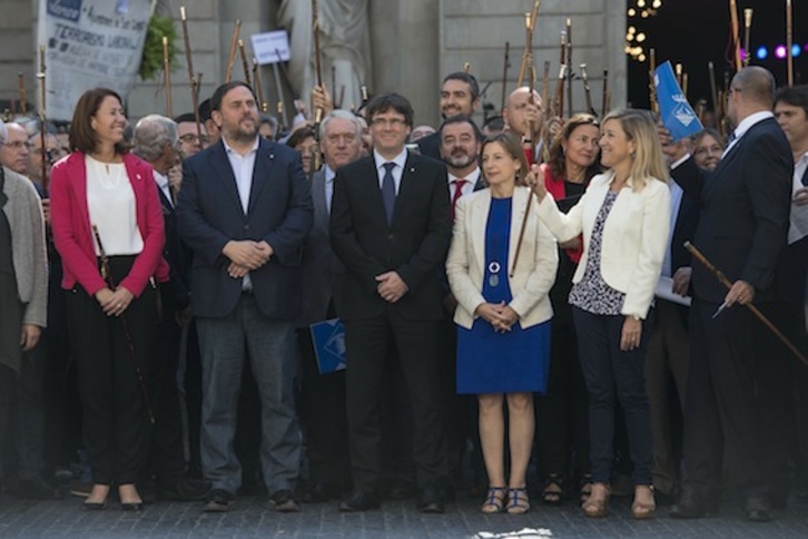 La presidenta del Parlament, Carme Forcadell, junto a Carles Puigdemont en la concentración de apoyo a los alcaldes amenazados por su apoyo al 1-O. (Josep LAGO/AFP)