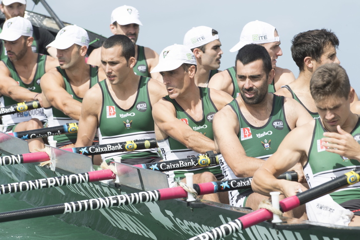 Remeros de Kaiku en La Concha. (Juan Carlos RUIZ / ARGAZKI PRESS)