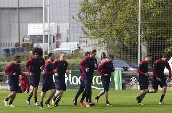 Un momento del entrenamiento de los rojillos en Taxoare. (OSASUNA)