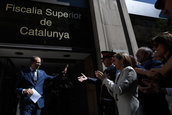 La presidenta del Parlament, Carme Forcadell, aplaude al alcalde de Mollerussa, Marc Solsona, al salir del TSJC. (Lluís GENÉ/AFP PHOTO)