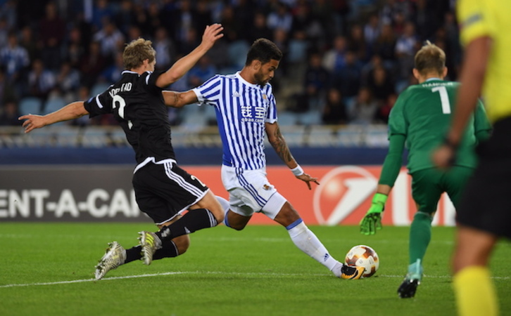 William José se dispone a rematar en el reciente partido contra el Rosenborg. (Jon URBE / ARGAZKI PRESS)