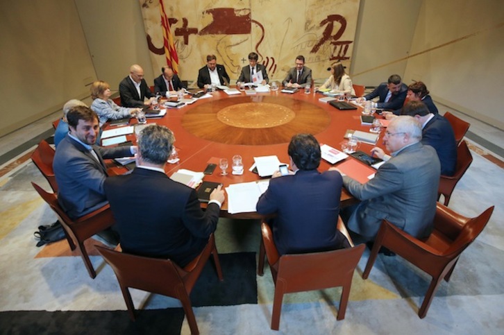 Puigdemont, en una reunión anterior del Govern. (Rubén MORENO GARCÍA/AFP)