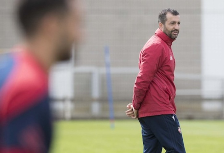 El entrenador rojillo señala que ve al equipo «muy cohesionado». (OSASUNA)