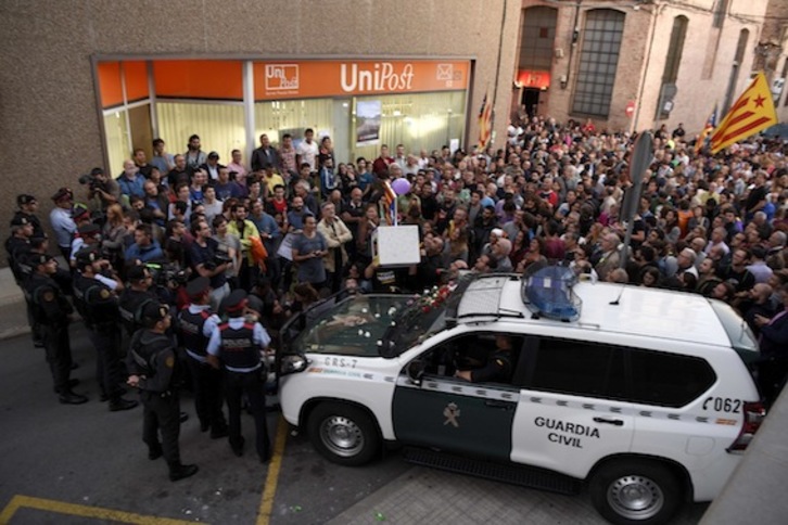 Vecinos de Terrassa concentrados frente a la sede de la empresa Unipost, durante un registro en vísperas del 1-O. (Josep LAGO/AFP)