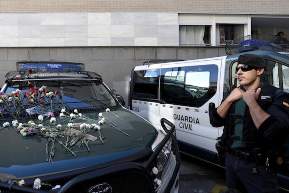 Los concentrados han depositado claveles sobre los vehículos policiales.  (Josep LAGO/AFP)