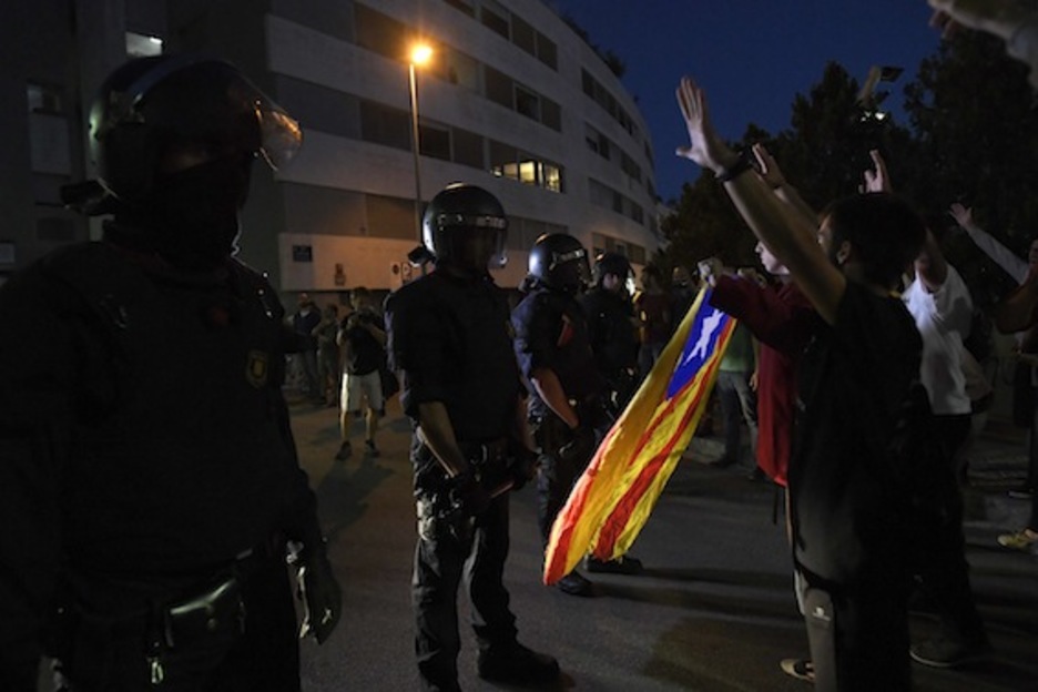 Vecinos de Terrassa, frente a los Mossos. (Josep LAGO/AFP)