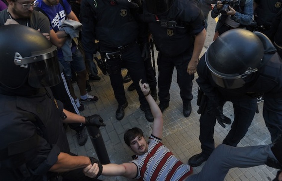 Los Mossos han desalojado a los congregados para abrir paso a la comitiva judicial.  (Josep LAGO/AFP)