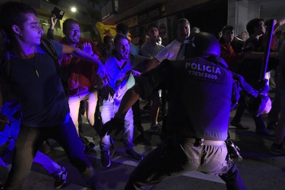 Una vez había anochecido se han vivido algunos momentos de tensión.  (Josep LAGO/AFP)