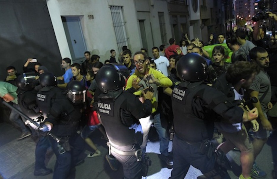 Los Mossos intervienen en Terrassa.  (Josep LAGO/AFP)