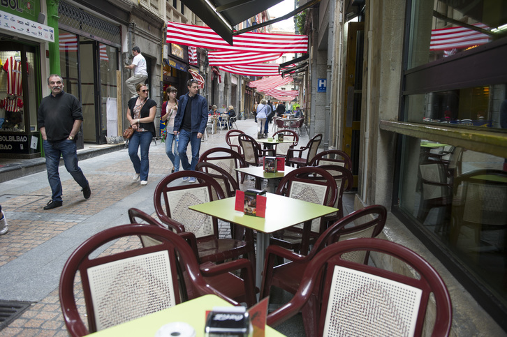 Terraza en las siete calles de Bilbo. (Monika DEL VALLE / ARGAZKI PRESS)