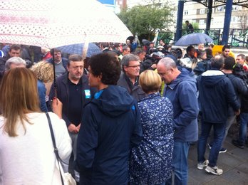 Aburto con la delegación enviada por el PNV a la manifestación de Gure Esku Dago en respaldo al referéndum catalán. (@gara_iriondo)