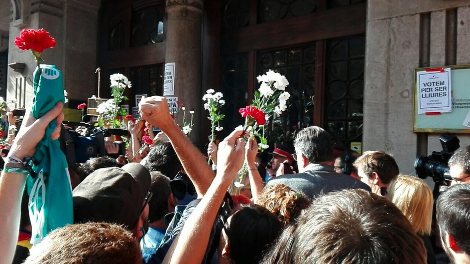 Claveles para la Guardia Civil. «Estas son nuestras armas». (@iontelleria)