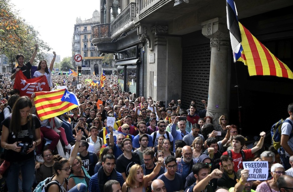 Una multitud se ha concentrado ante la Conselleria de Economía para rechazar el operativo de la Guardia Civil. (Lluis GENE/AFP)