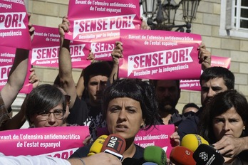 Anna Gabriel comparece junto a otros diputados de la CUP, ante el Palau de la Generalitat. (Josep LAGO/AFP PHOTO)