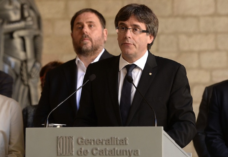 Puigdemont junto al vicdepresident, Oriol Junqueras. (Josep LAGO/AFP)