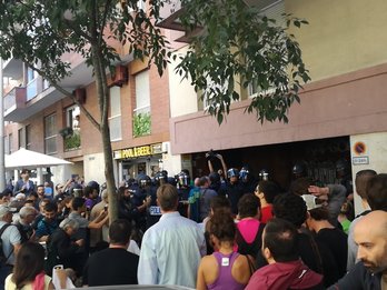 Agentes de la Policía española, ante la sede de la CUP. (@Ion_Salgado)