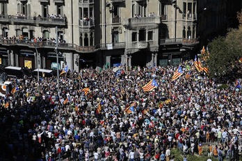 Una multitud se ha concentrado ante la Conselleria de Economía para rechazar el operativo de la Guardia Civil. (Lluis GENE/AFP)
