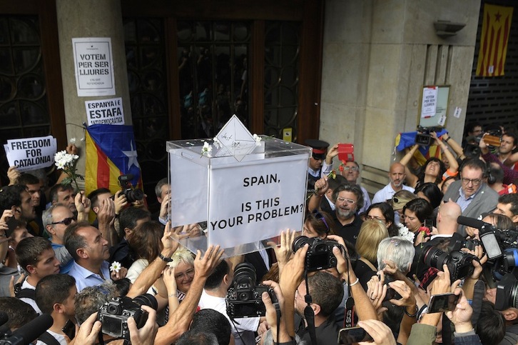 Una urna en volandas durante una protesta ciudadana en Barcelona. (Lluis GENE/AFP)