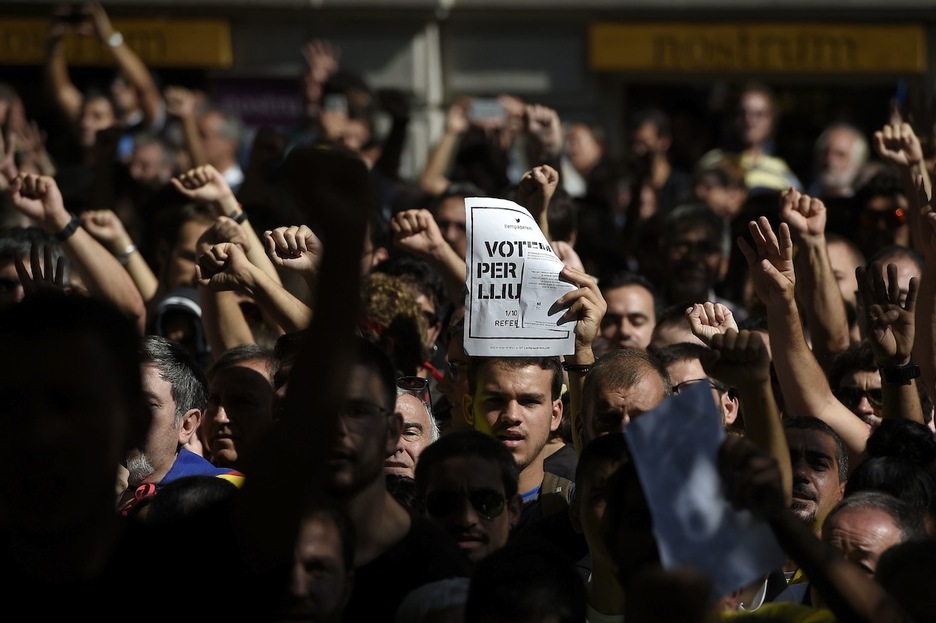 «Votamos para ser libres». (Lluis GENE/AFP)