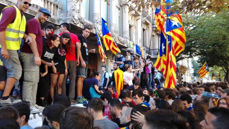 La ciudadanía, encima de los vehículos de la Guardia Civil. (@iontelleria)