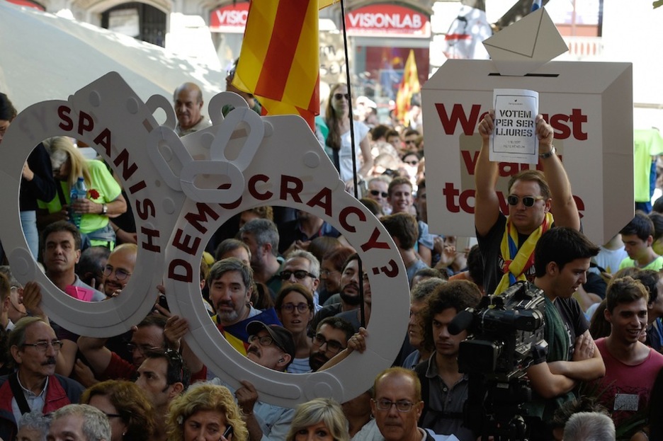 Protesta ante la sede de la Conselleria de Economía. (Lluis GENE/AFP)