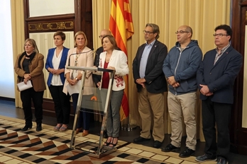 Forcadell, arropada por sus antecesores y los miembros de la Mesa querellados como ella por el 1-O. (PARLAMENT)
