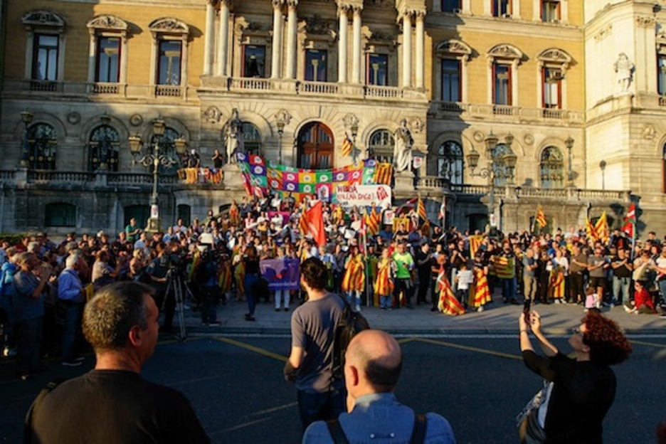 Concentración en las escalinatas del Ayuntamiento de Bilbo. (Aritz LOIOLA/ARGAZKI PRESS) Concentración en las escalinatas del Ayuntamiento de Bilbo. (Aritz LOIOLA/ARGAZKI PRESS)