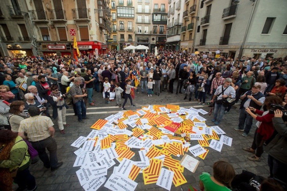 Cientos de personas se han dado cita en la plaza consistorial de Iruñea. (Iñigo URIZ/ARGAZKI PRESS) Cientos de personas se han dado cita en la plaza consistorial de Iruñea. (Iñigo URIZ/ARGAZKI PRESS)