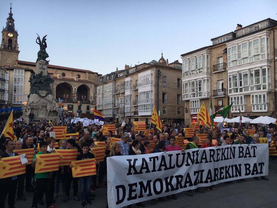Concentración en la plaza de la Virgen Blanca de Gasteiz. (EH Bildu Gasteiz) Concentración en la plaza de la Virgen Blanca de Gasteiz. (EH Bildu Gasteiz)