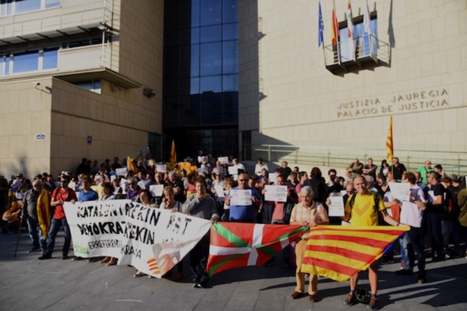 En Donostia se han concentrado frente al Palacio de Justicia. (Andoni CANELLADA/ARGAZKI PRESS) En Donostia se han concentrado frente al Palacio de Justicia. (Andoni CANELLADA/ARGAZKI PRESS)