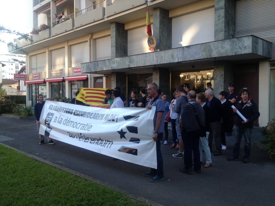 Protesta frente al Consulado español en Baiona. (@ArgitxuDufau) Protesta frente al Consulado español en Baiona. (@ArgitxuDufau)