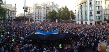 Una multitud ante la Conselleria de Economía, en la Rambla. (@iontelleria)