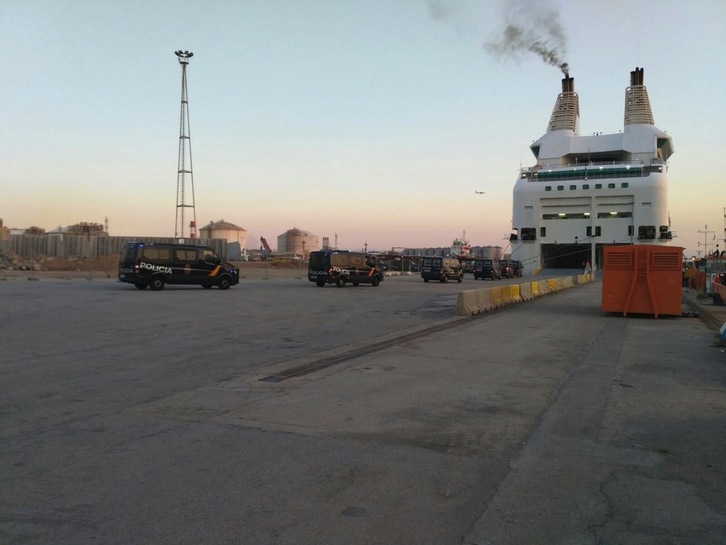 Fuerzas policiales españolas en el puerto de Barcelona. (@portuarisCNT)