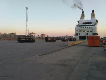 Fuerzas policiales españolas en el puerto de Barcelona. (@portuarisCNT)