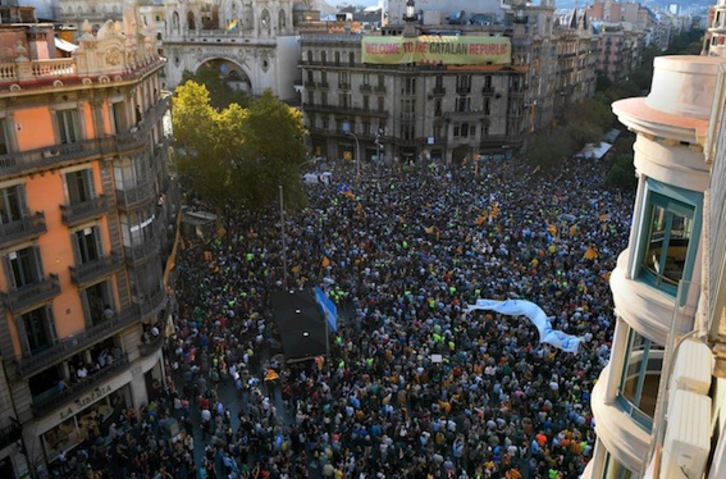Miles de personas salieron ayer a la calle en Barcelona contra la macrooperación policial. (Lluís GENE/AFP)