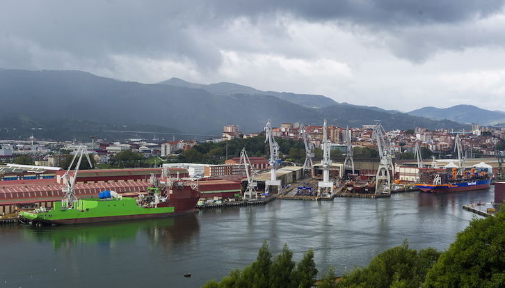 El buque ‘Living Stone’, de color verde, la pasada semana en el muelle de La Naval. (Luis JAUREGIALTZO / ARGAZKI PRESS)