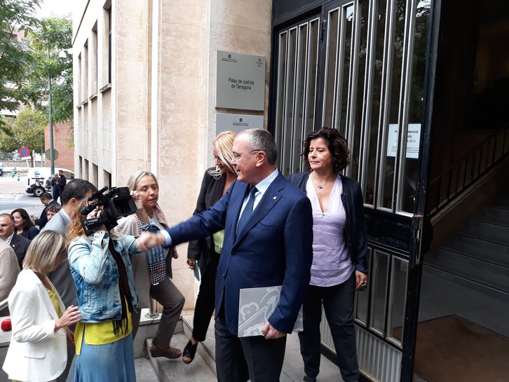 El alcalde de Reus, Carles Pellicer, a las puertas de la Audiencia Provincial de Tarragona. (@PDeCATReus)
