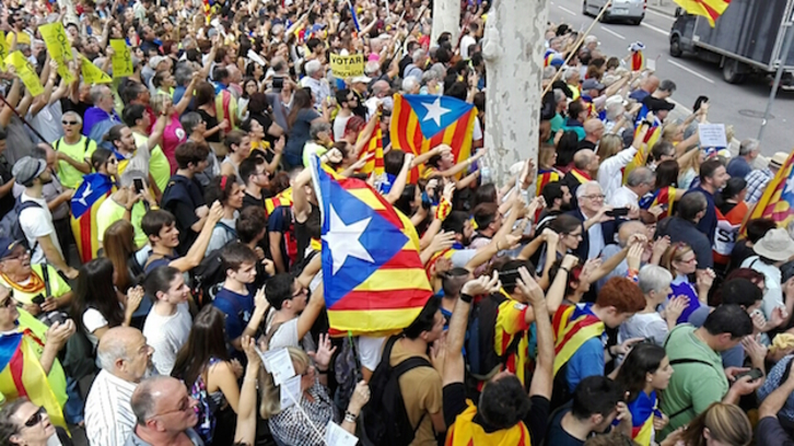 Protesta ante la sede del TSJC. (Ion Telleria)