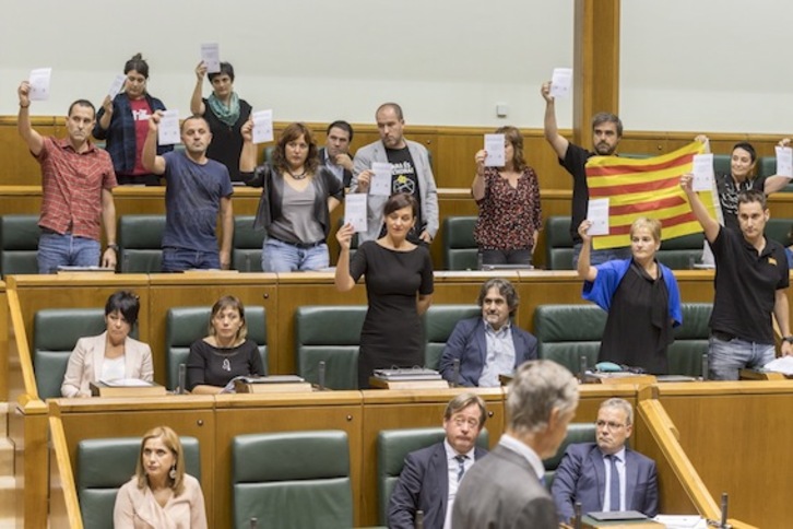 La bancada de EH Bildu, en defensa del 1-O. (Juanan RUIZ/ARGAZKI PRESS)