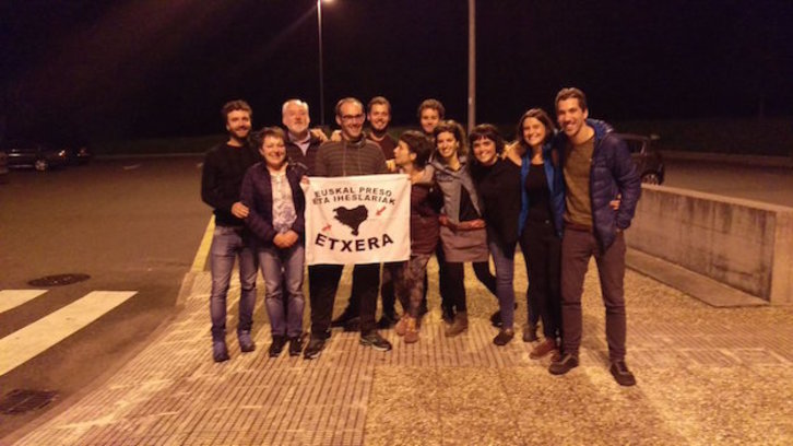 Kepa Arkauz, junto a sus allegados, tras abandonar la cárcel. (Etxerat Elkartea)