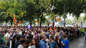 La multitud, congregada ante la Ciutat de la Justicia esta mañana. (@iontelleria)