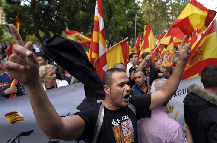 Militantes de extrema derecha, ante la sede de la ANC. (Lluis GENE/AFP)