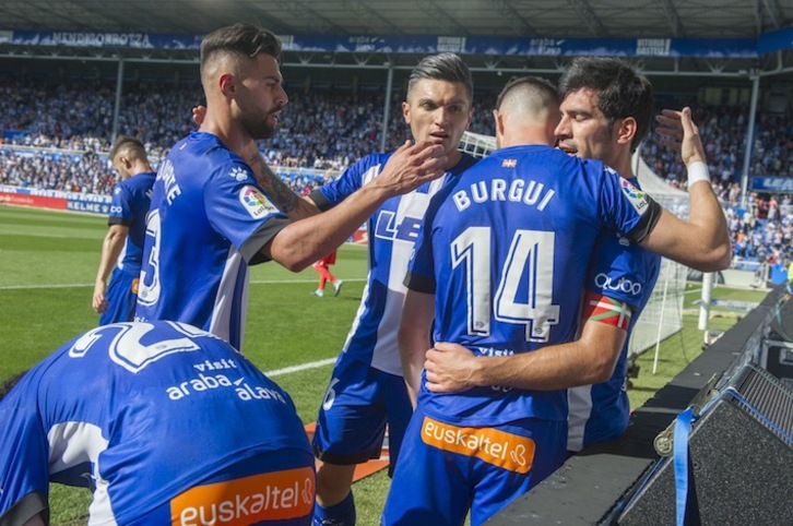 Los jugadores del Alavés, exhaustos tras el encuentro. (Juanan RUIZ/ARGAZKI PRESS)