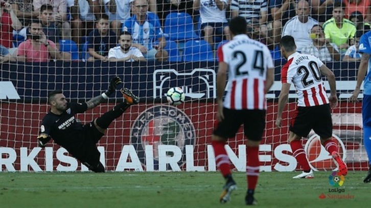 Aduriz marca de penalti. (ATHLETIC)